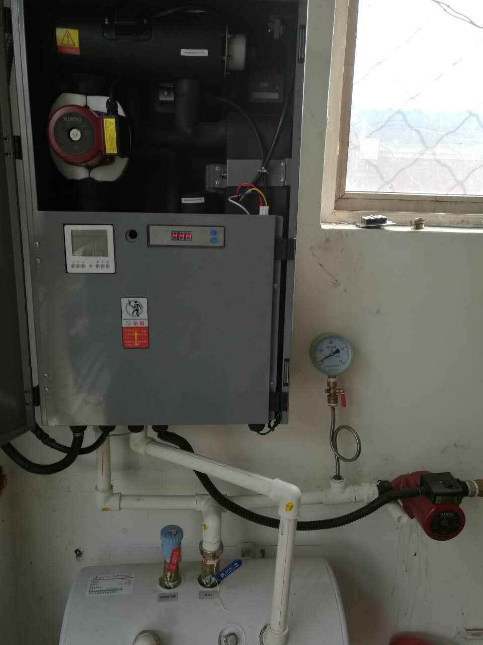 Precauções para instalação de bomba de água em sistema de bomba de calor
    